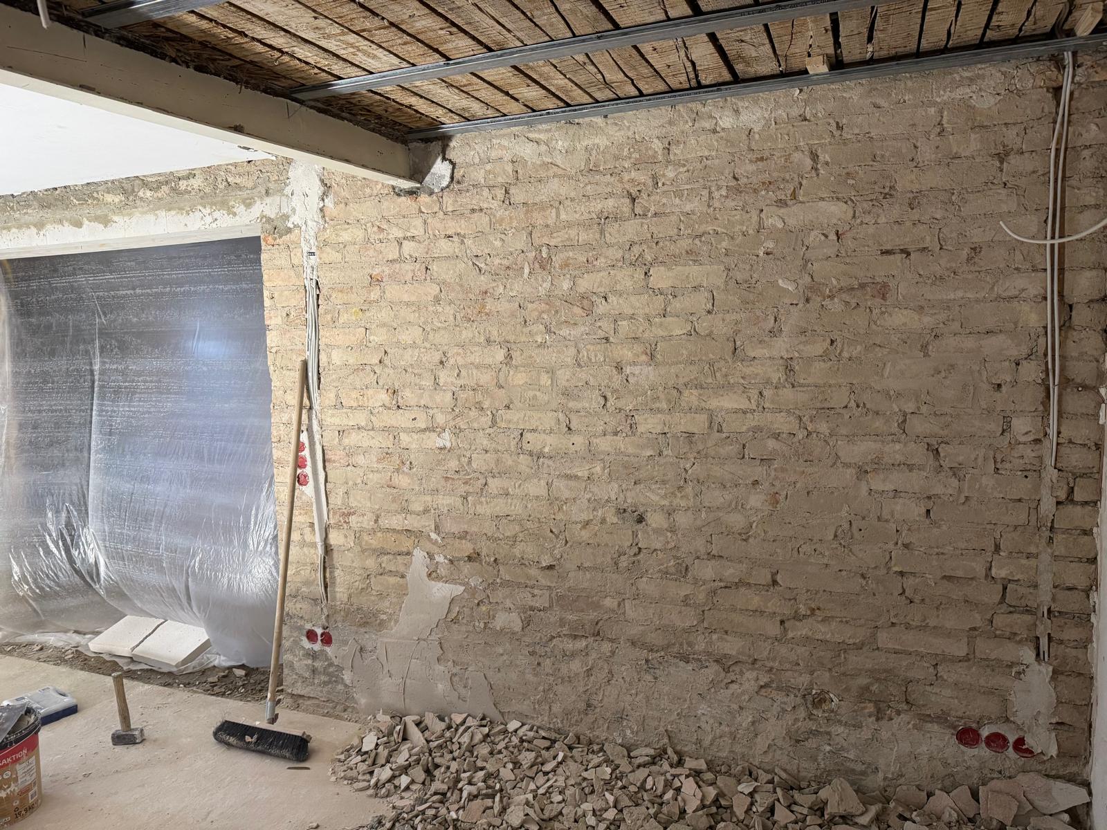 Der Bestand wird geöffnet und für den Neuaufbau vorbereitet. 2 von 87