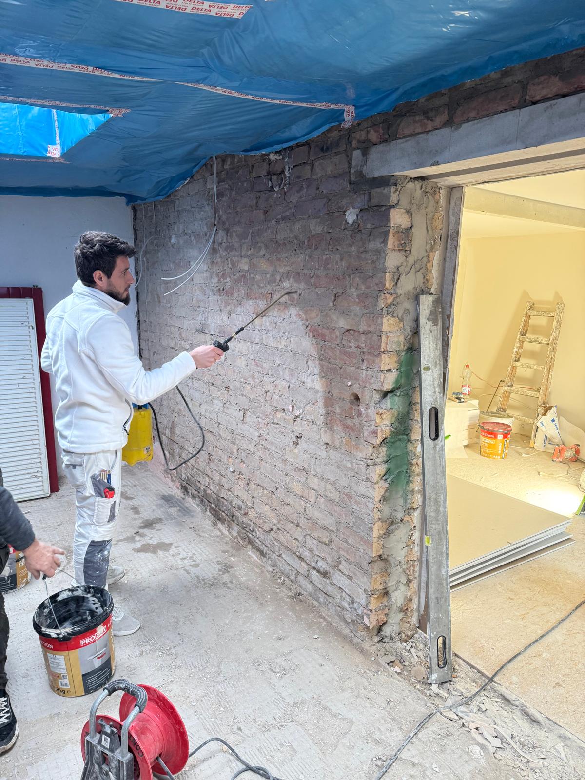 Der Bestand wird geöffnet und für den Neuaufbau vorbereitet. 8 von 87