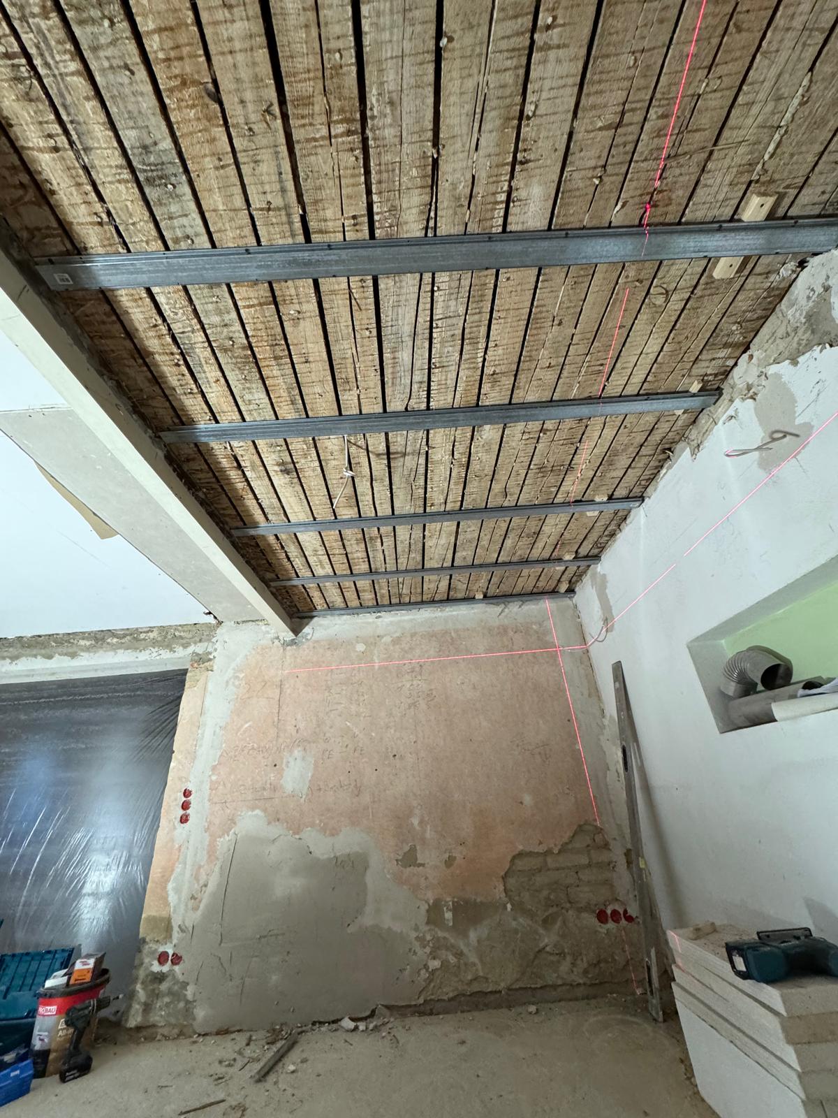Der Bestand wird geöffnet und für den Neuaufbau vorbereitet. 1 von 87